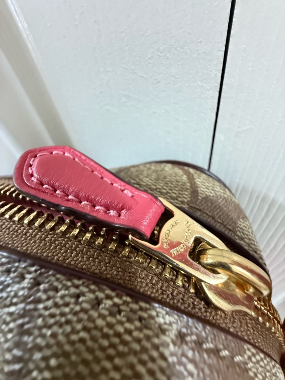 Coach Signature camera crossbody bag in brown monogram canvas with vibrant pink - Picture 5 of 17